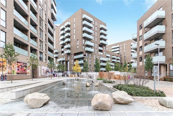 Flat New Village Avenue in Greater London