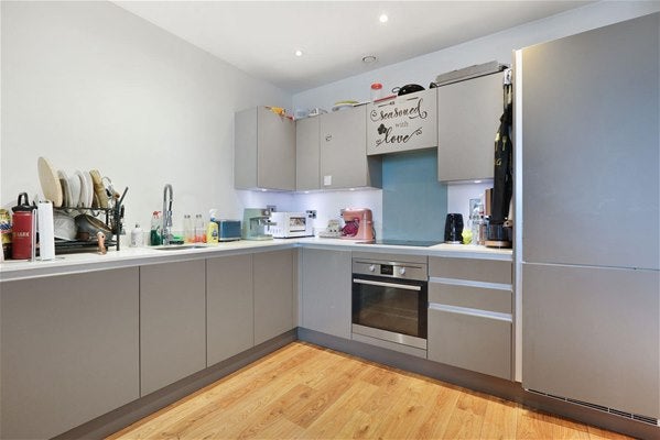 Flat New Village Avenue in Greater London