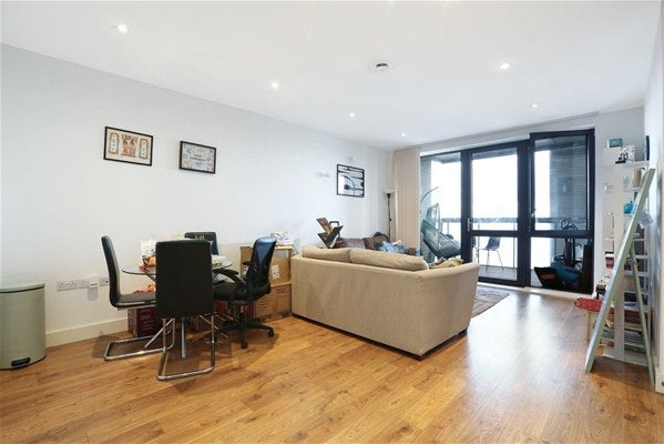 Flat New Village Avenue in Greater London