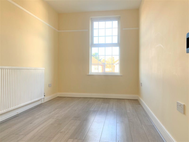 Flat Gunnersbury Lane in Greater London