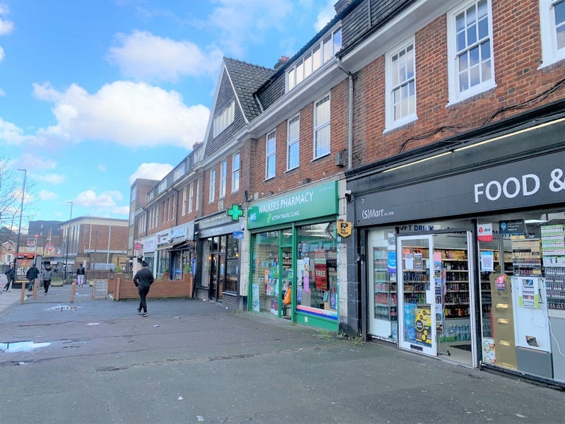 Flat Gunnersbury Lane in Greater London