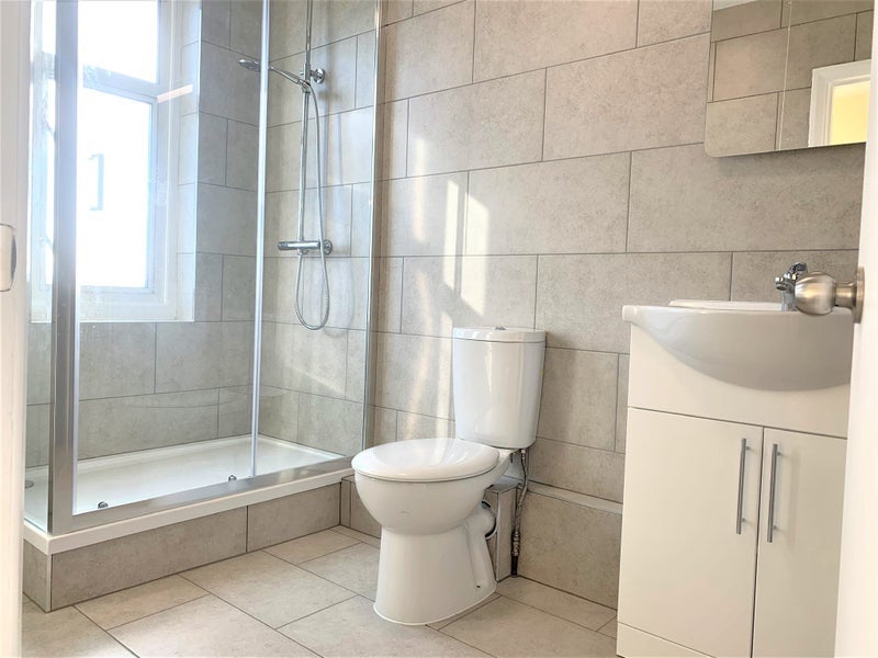 Flat Gunnersbury Lane in Greater London