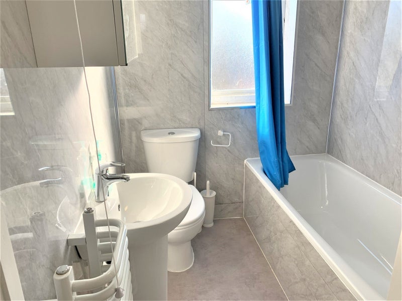 Flat Gunnersbury Lane in Greater London
