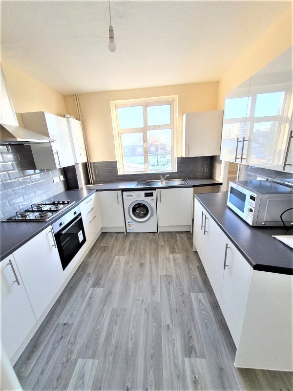 Flat Gunnersbury Lane in Greater London