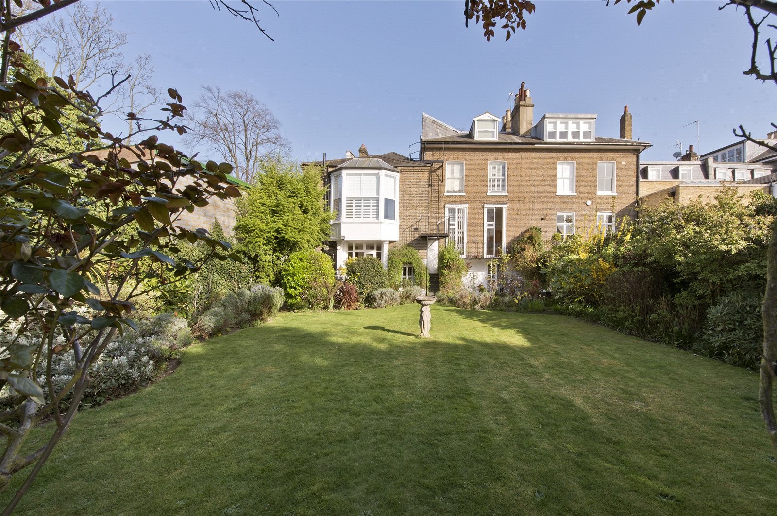 Flat Castelnau in Greater London