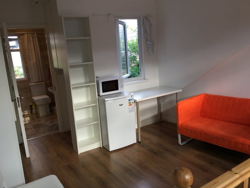 Room Roydene Road in Greater London