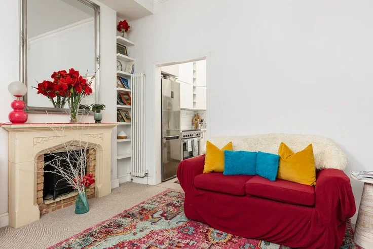 Flat Holland Road in Greater London