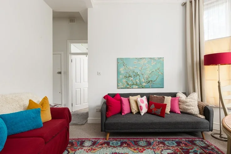Flat Holland Road in Greater London