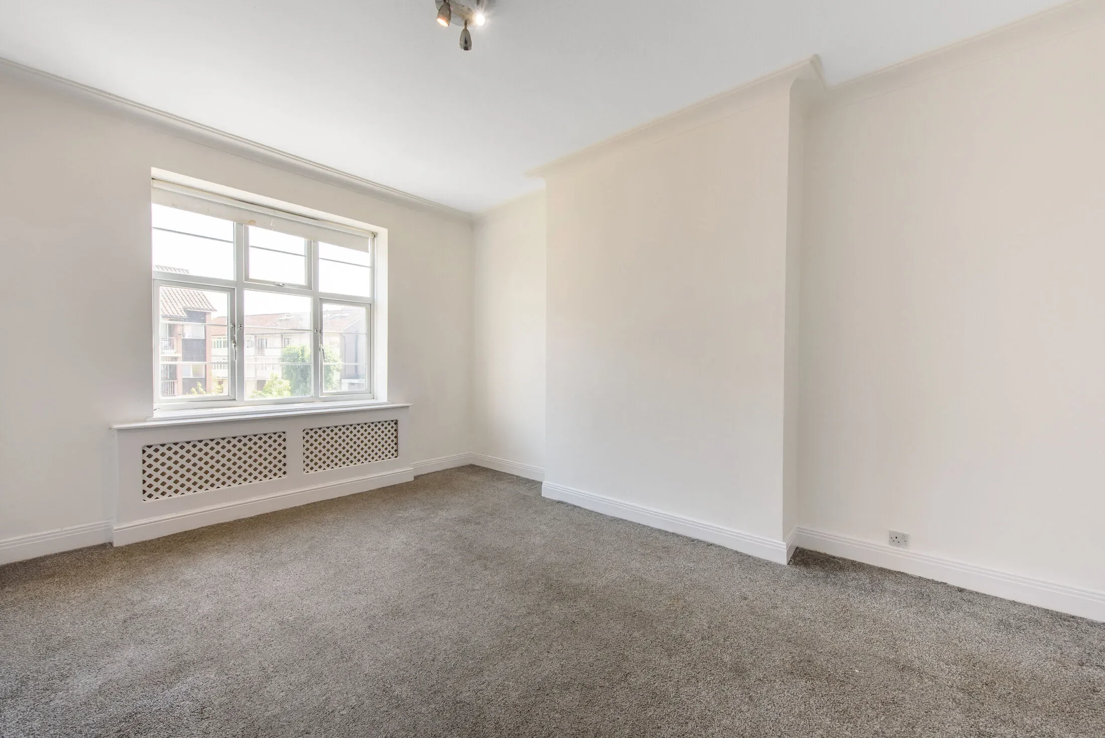 Flat Highfield Gardens in Greater London