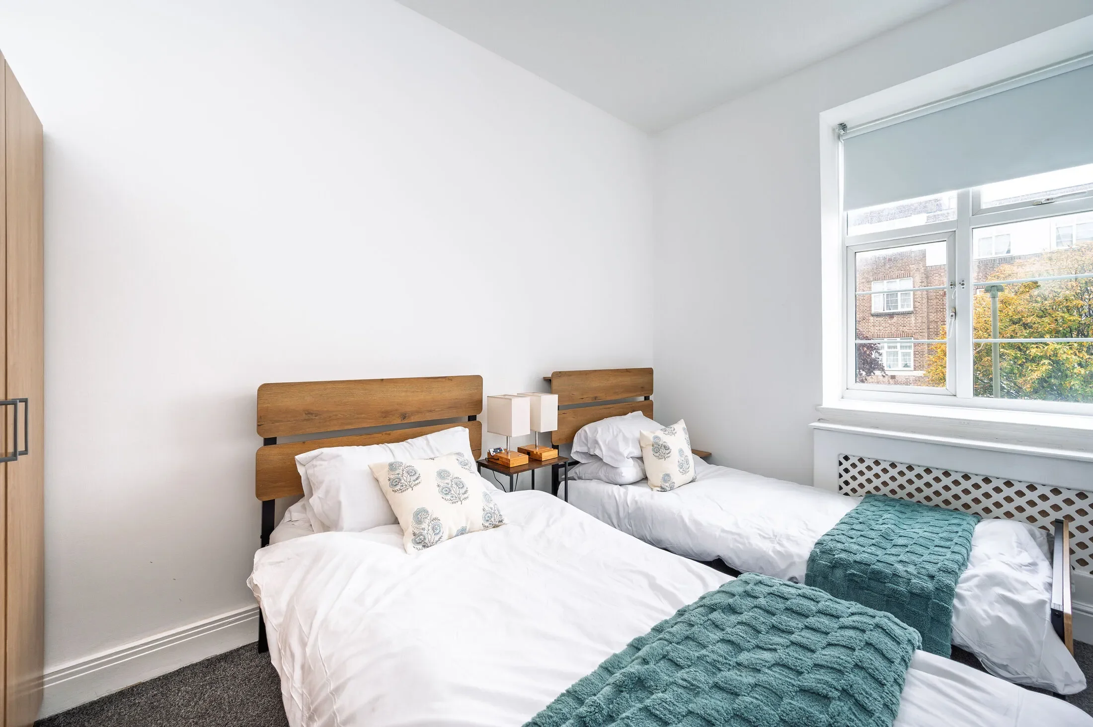 Flat Highfield Gardens in Greater London
