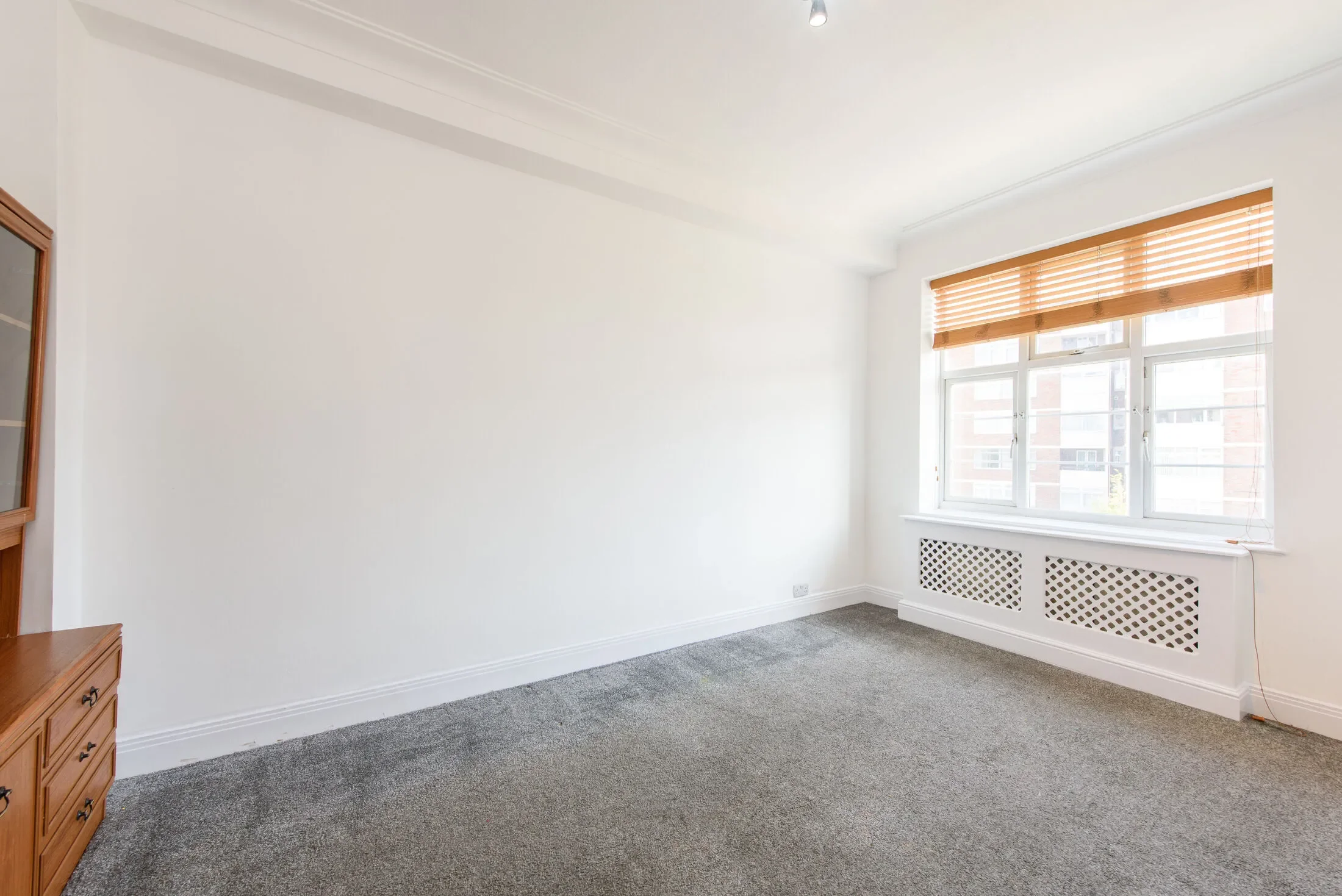 Flat Highfield Gardens in Greater London