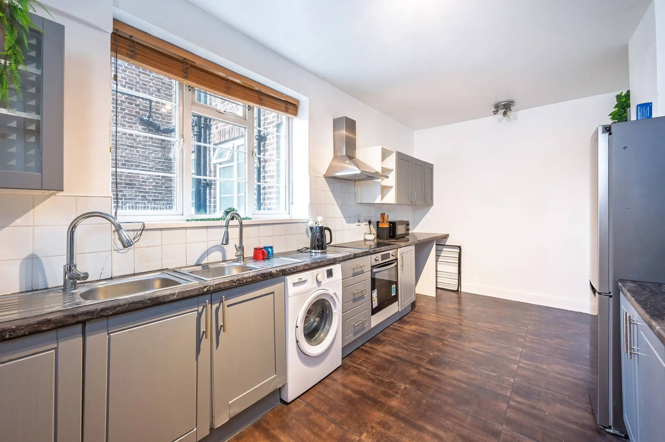 Flat Highfield Gardens in Greater London