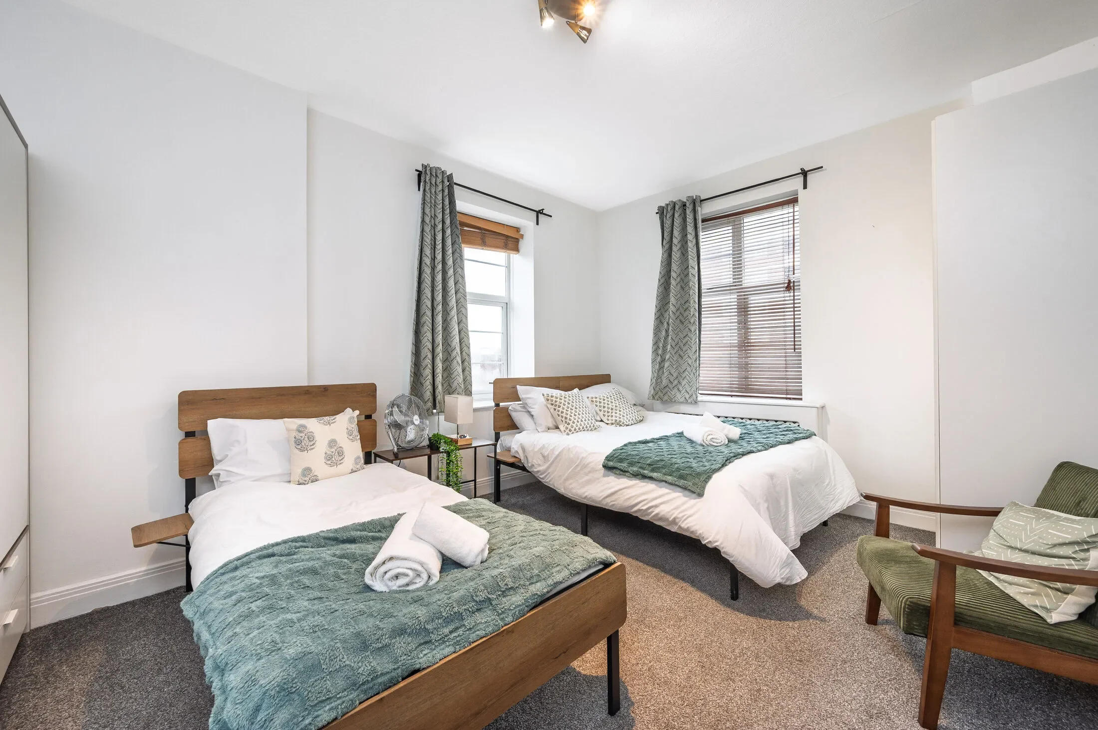 Flat Highfield Gardens in Greater London