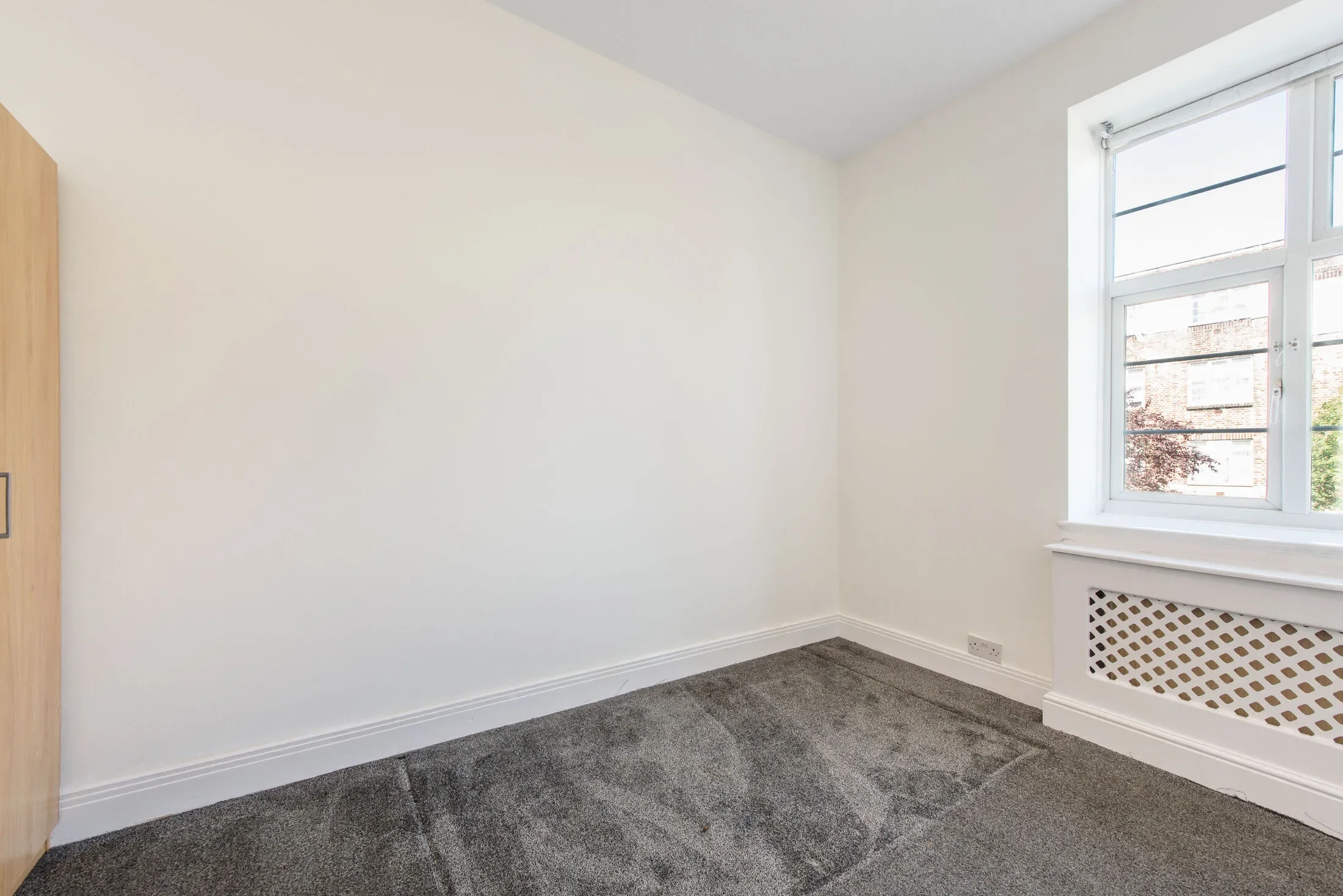 Flat Highfield Gardens in Greater London