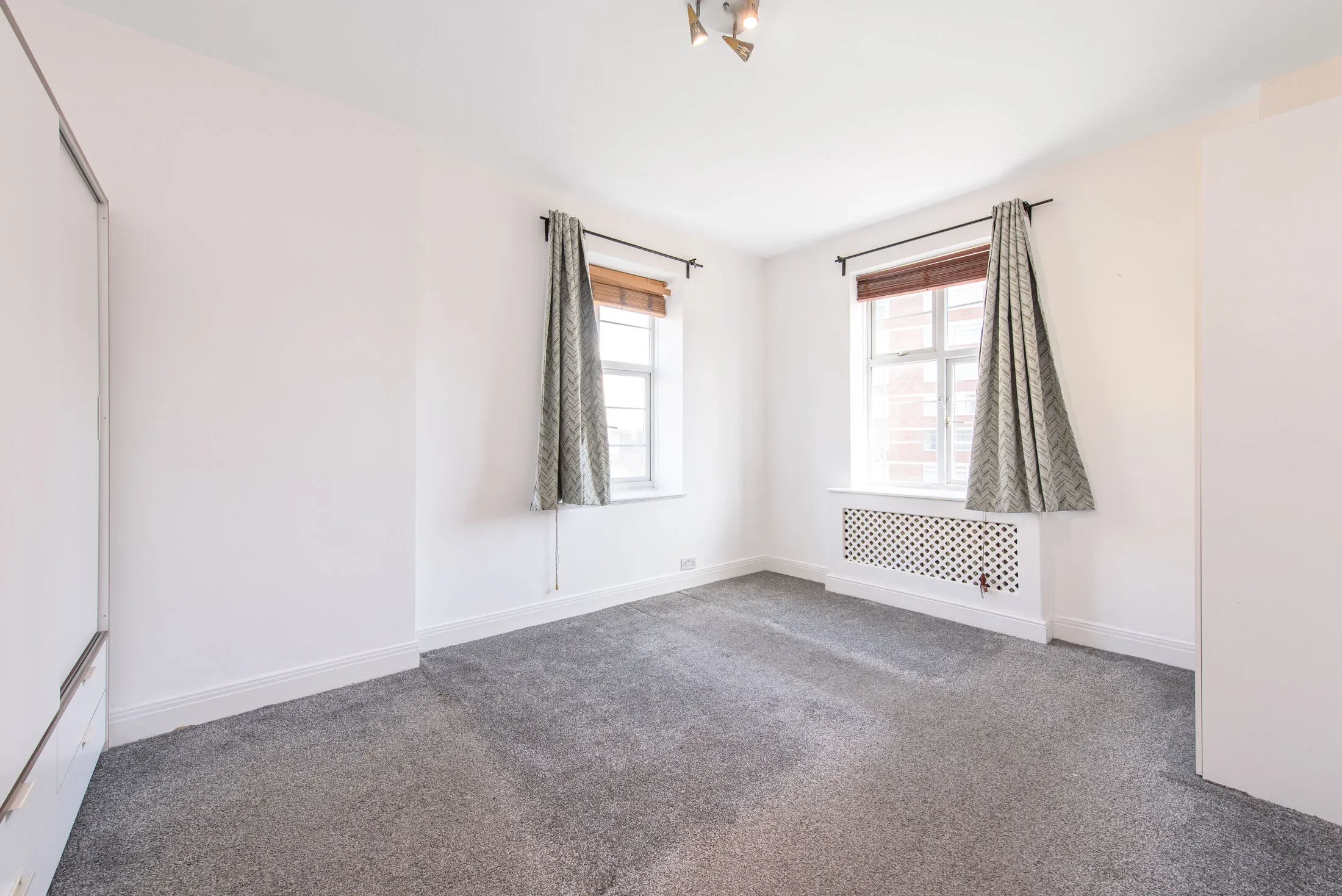 Flat Highfield Gardens in Greater London