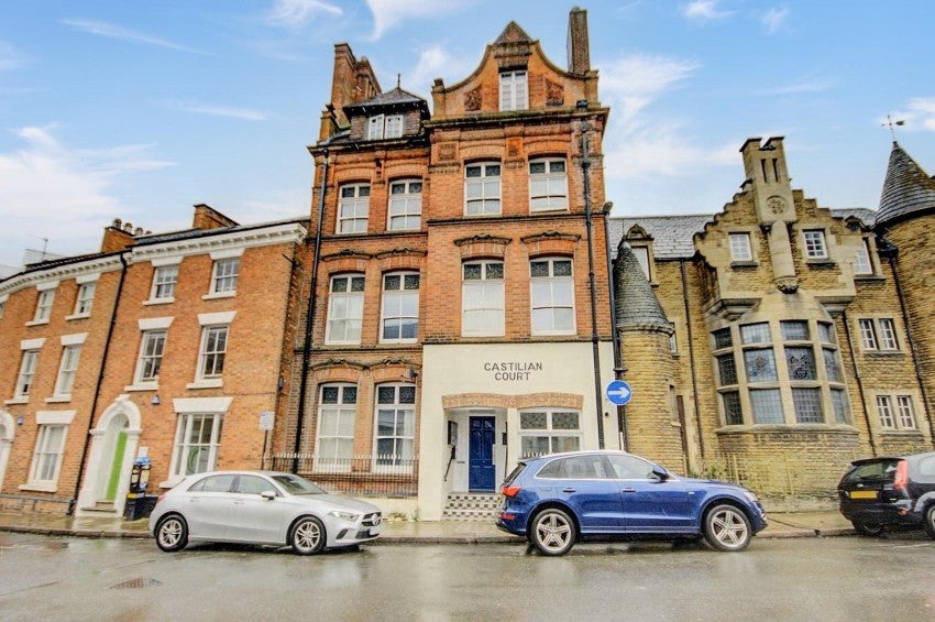 Flat Castilian Street in Northampton