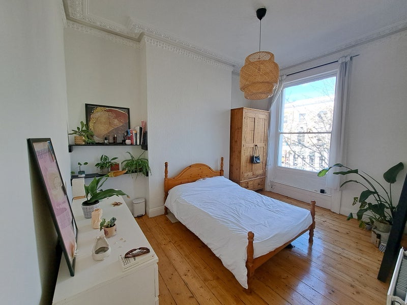 Room Sutherland Avenue in City of Westminster