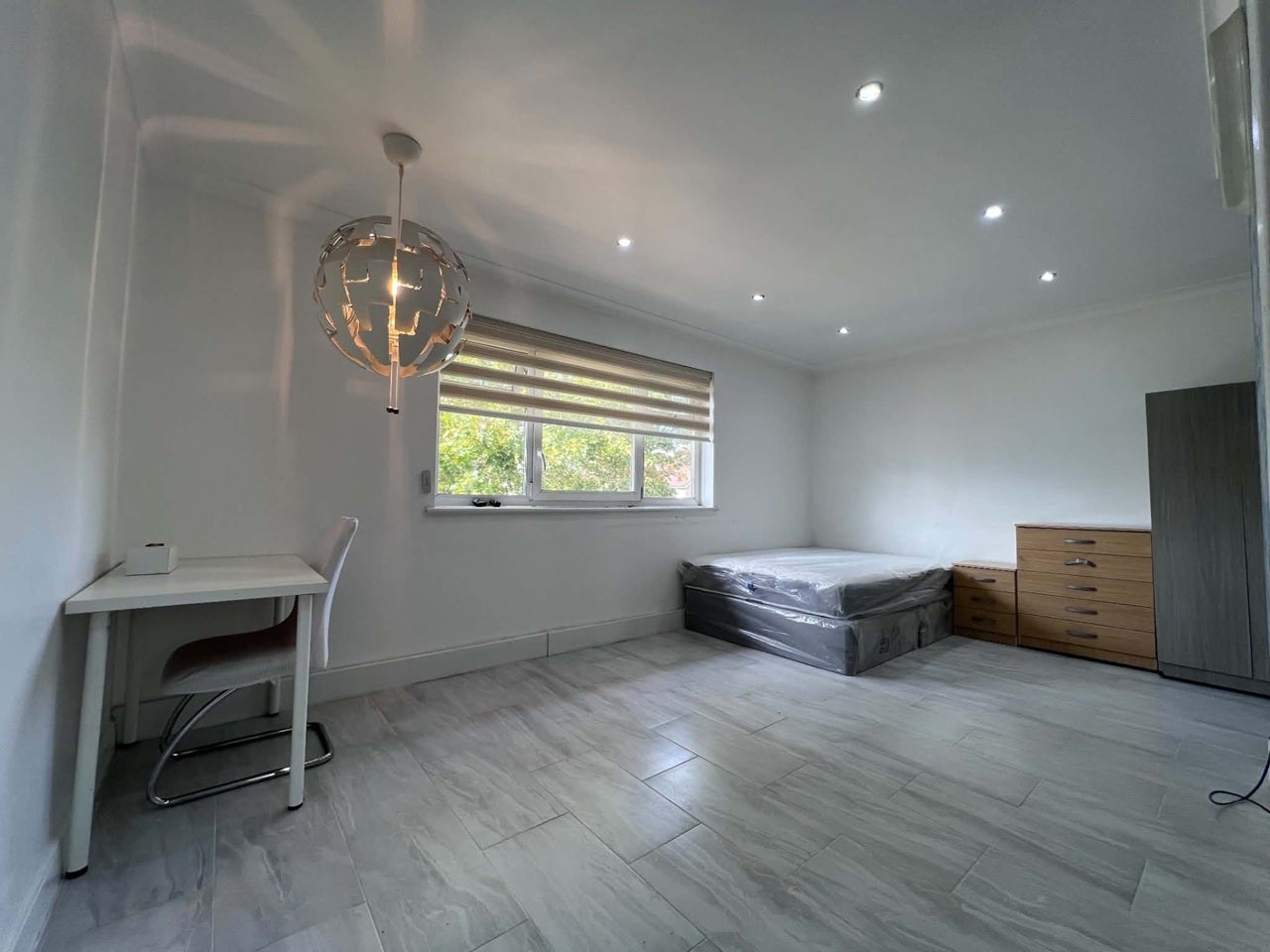 Room Luffield Road in Greater London