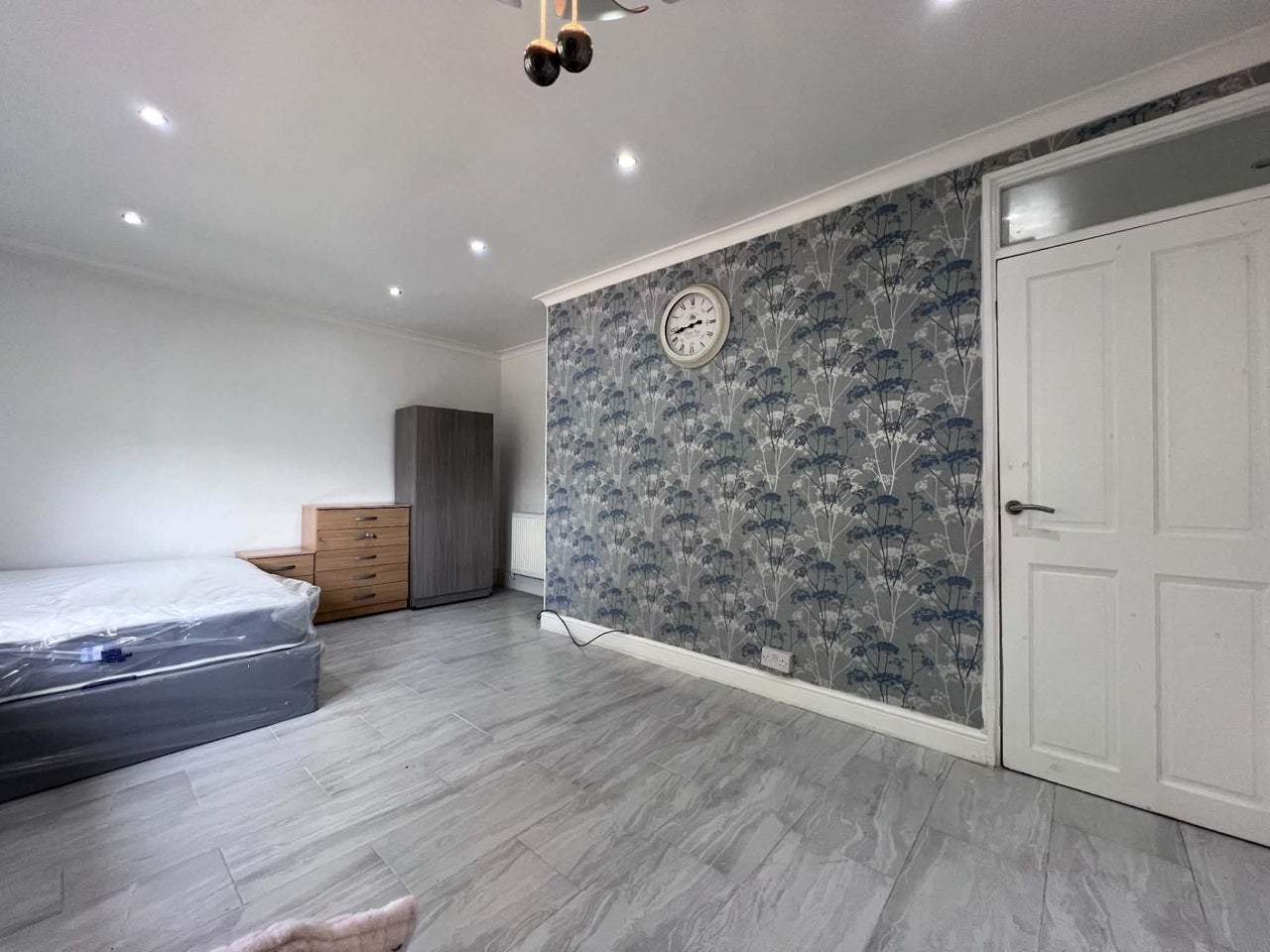 Room Luffield Road in Greater London