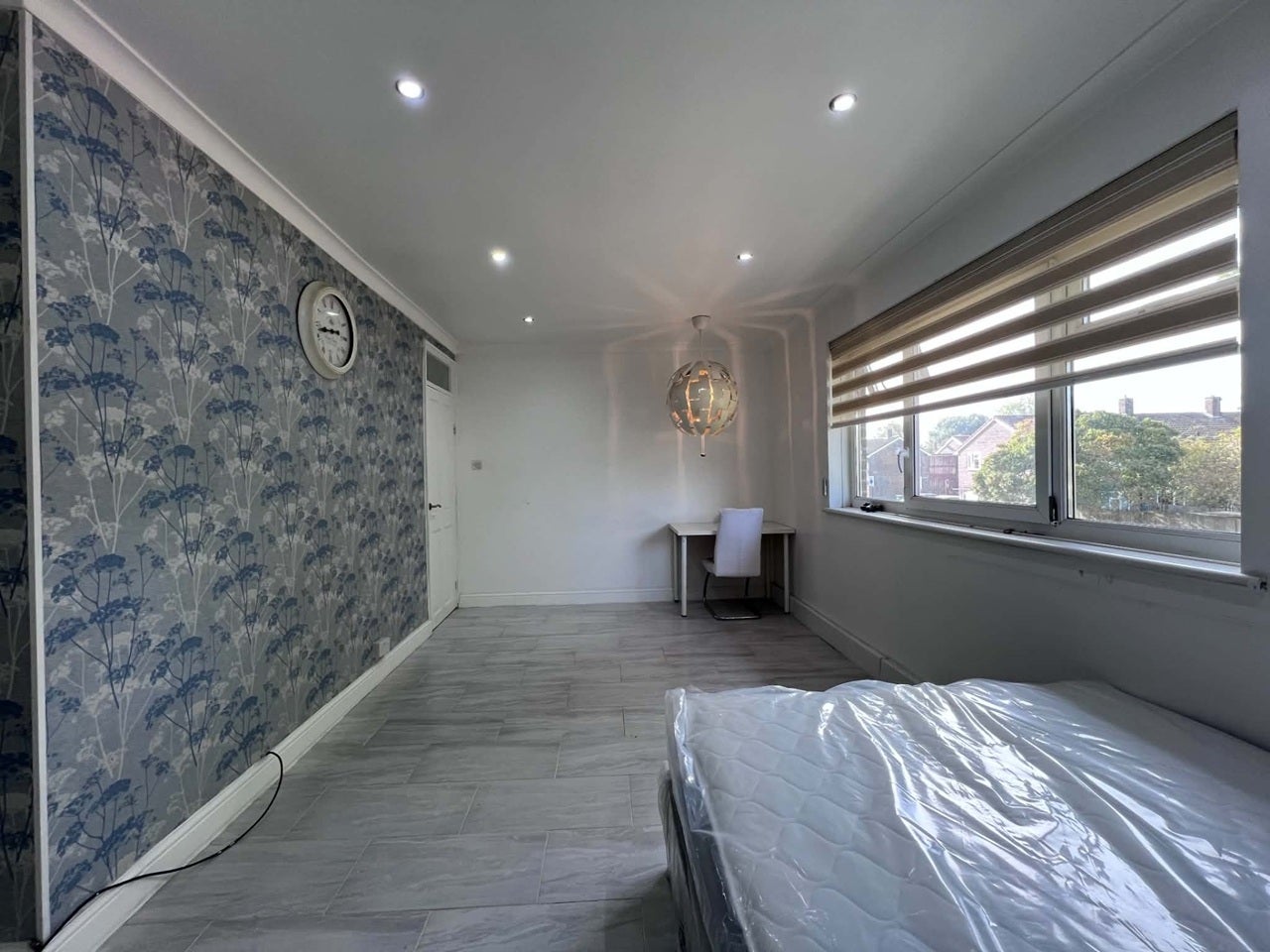 Room Luffield Road in Greater London