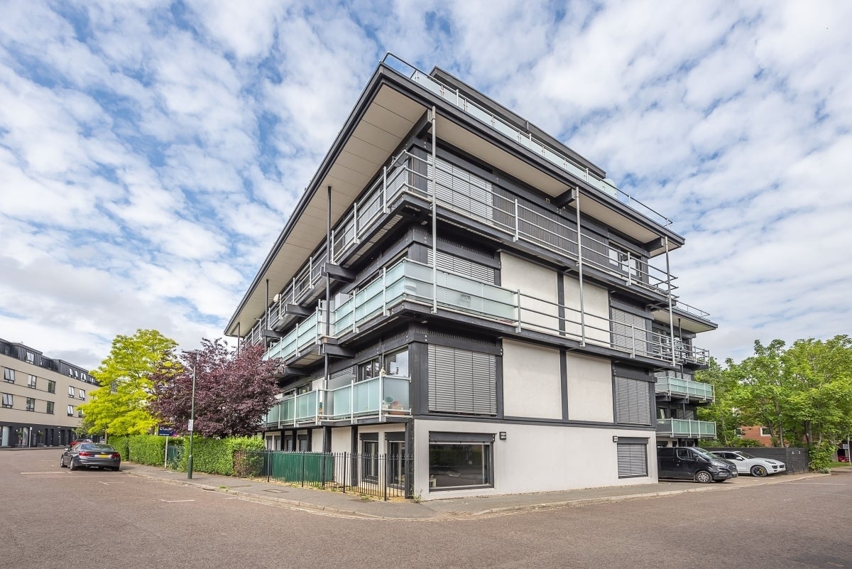 Flat Victoria Villas in Greater London