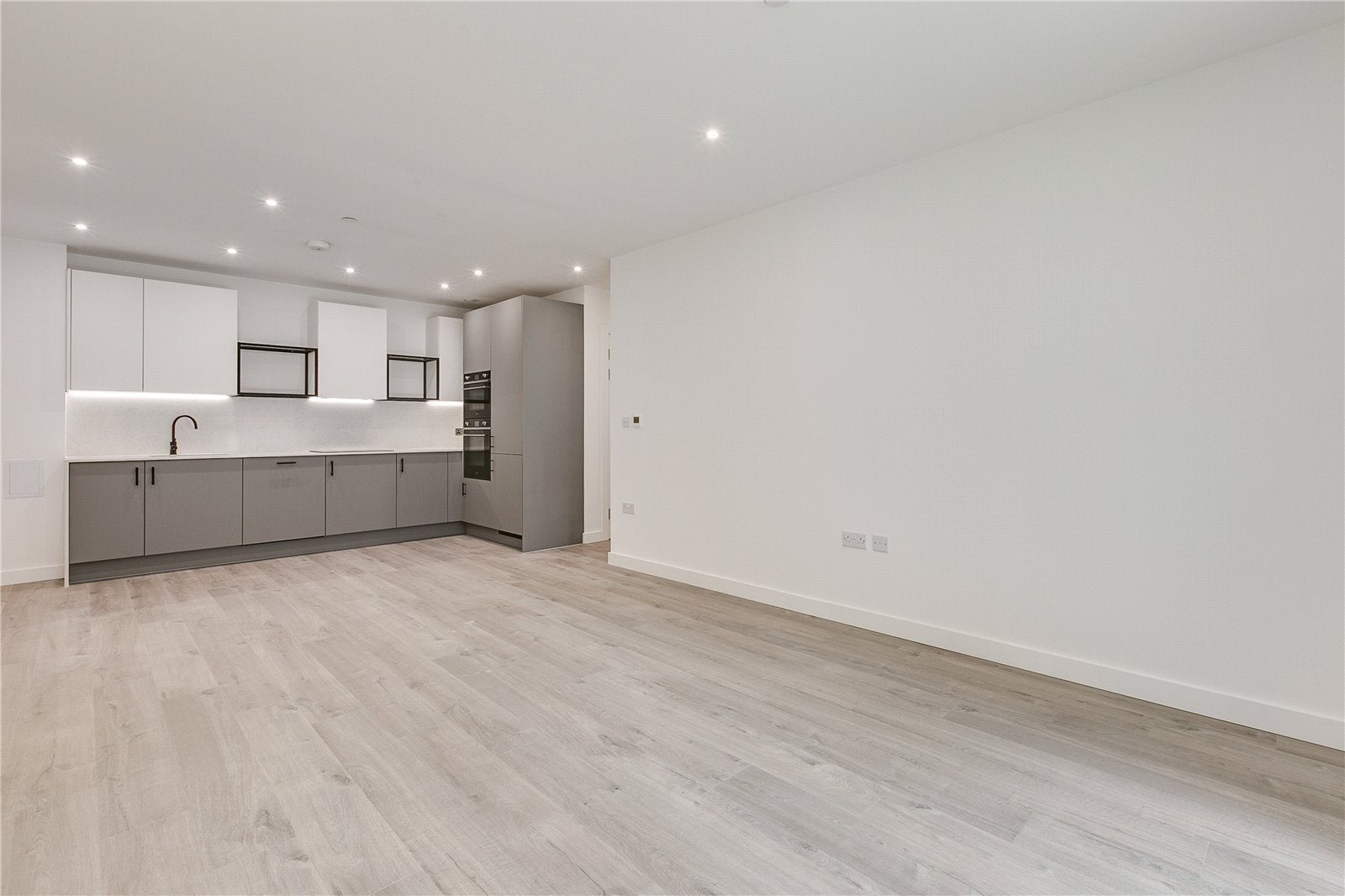 Flat Endymion Road in Greater London