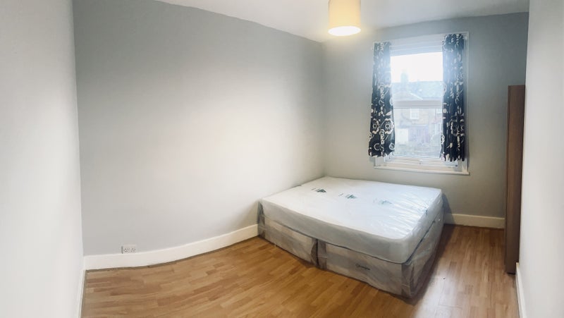 Room Trafford Road in Greater London