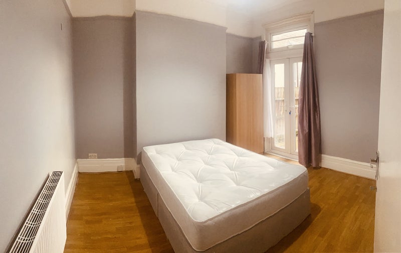 Room Trafford Road in Greater London