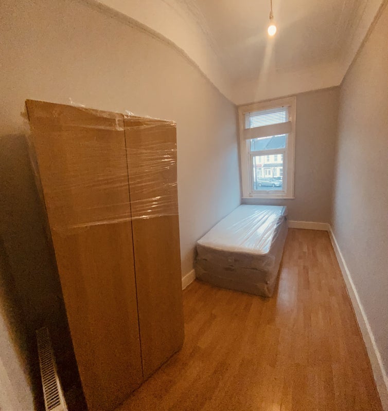 Room Trafford Road in Greater London