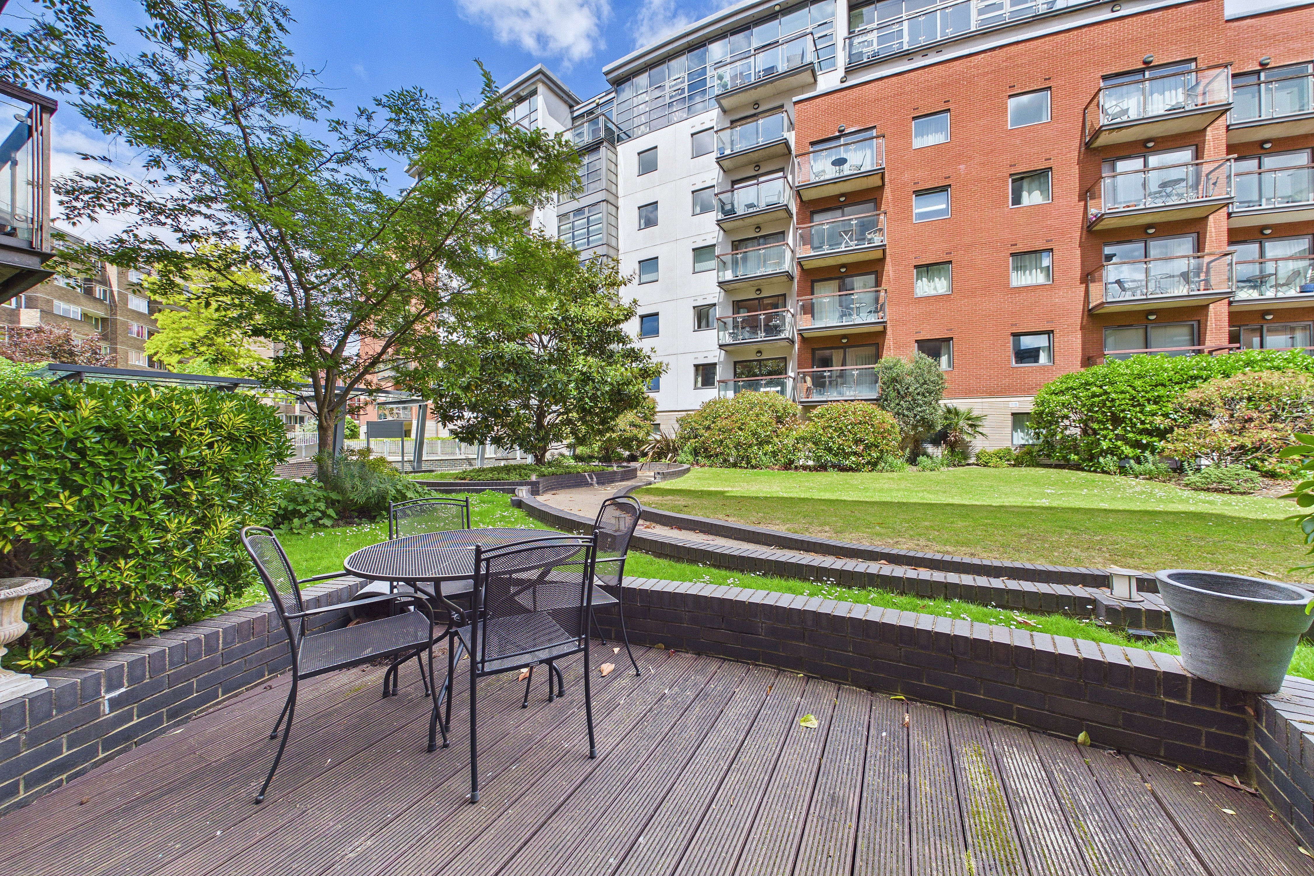 Flat Montaigne Close in City of Westminster