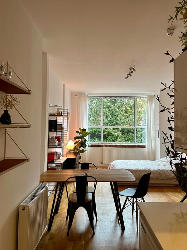 Flat Kingsland Road in Greater London
