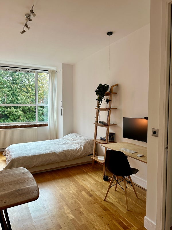Flat Kingsland Road in Greater London