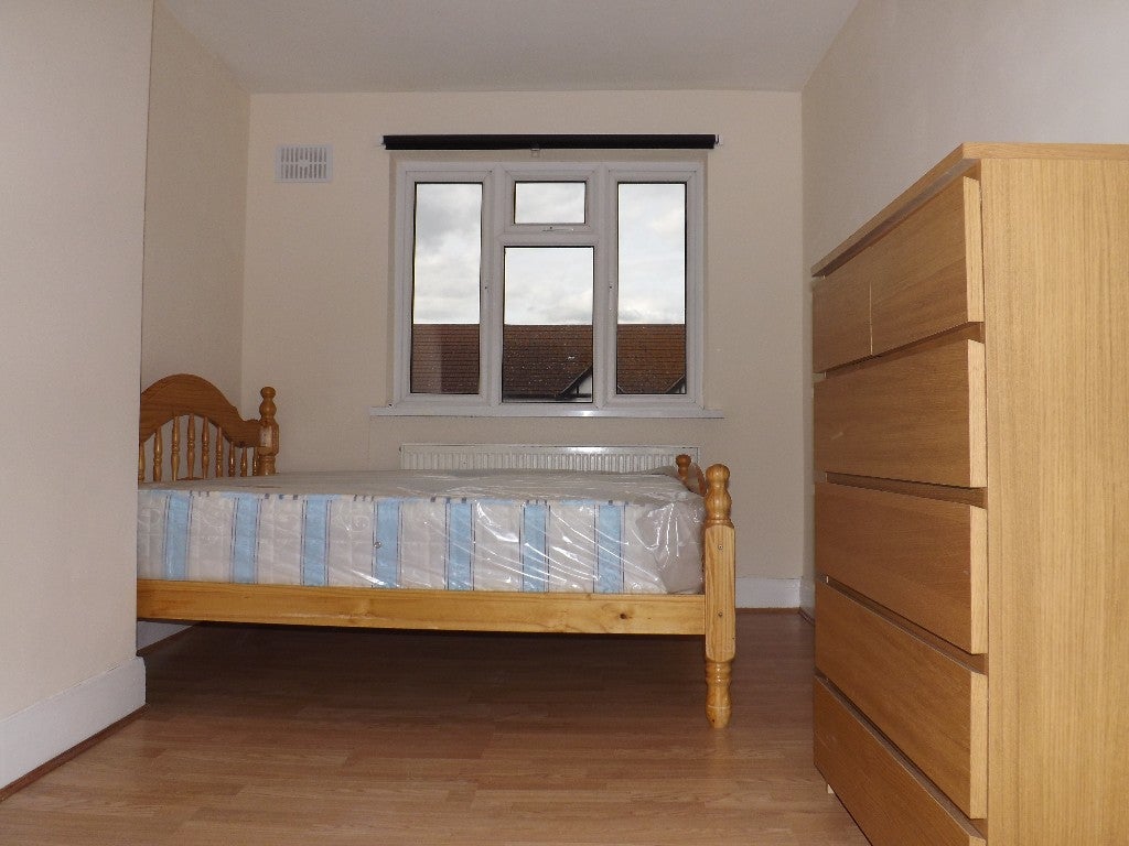 Flat Hornchurch Road in Greater London