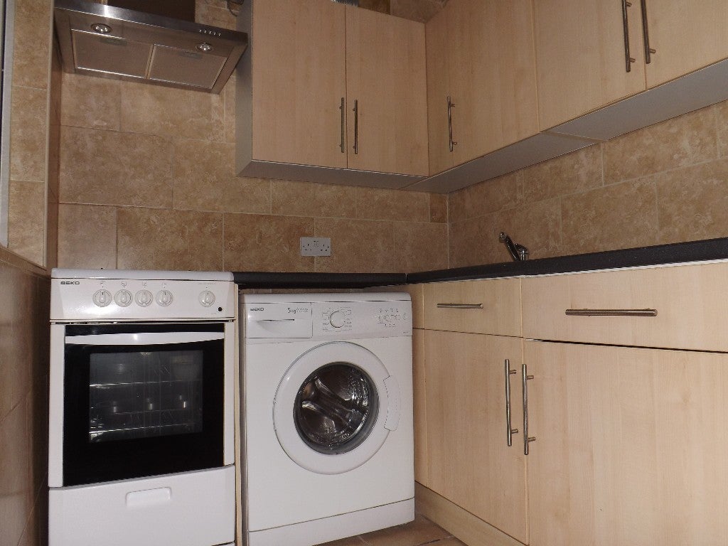 Flat Hornchurch Road in Greater London