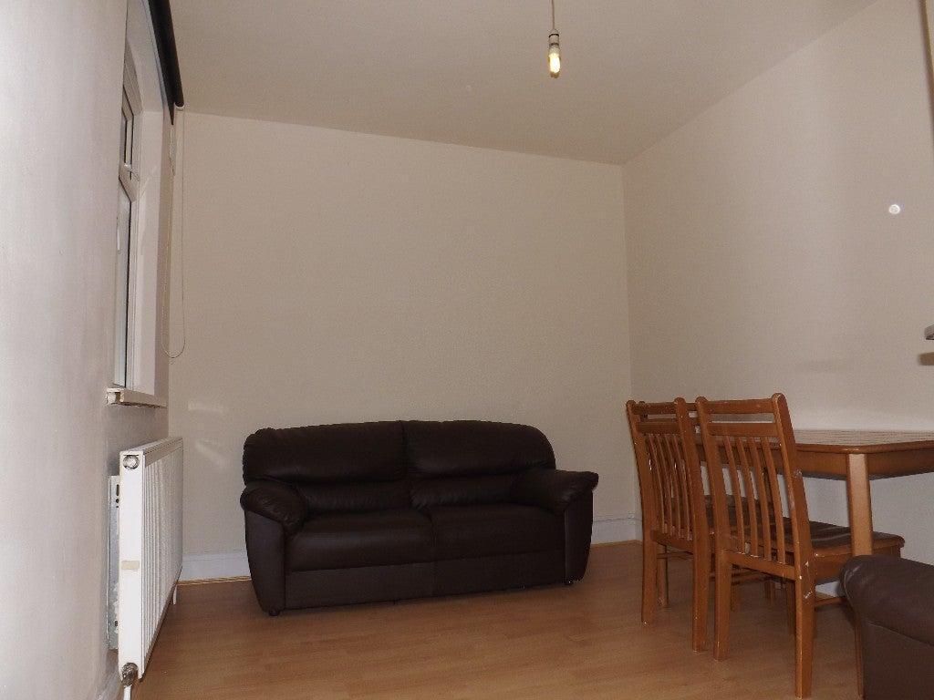 Flat Hornchurch Road in Greater London