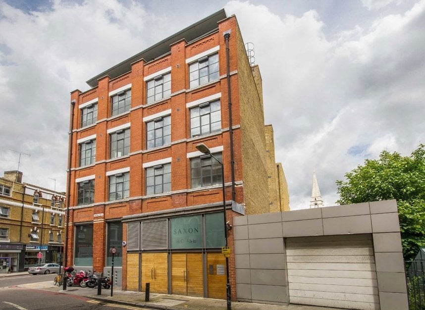 Flat Thrawl Street in Greater London
