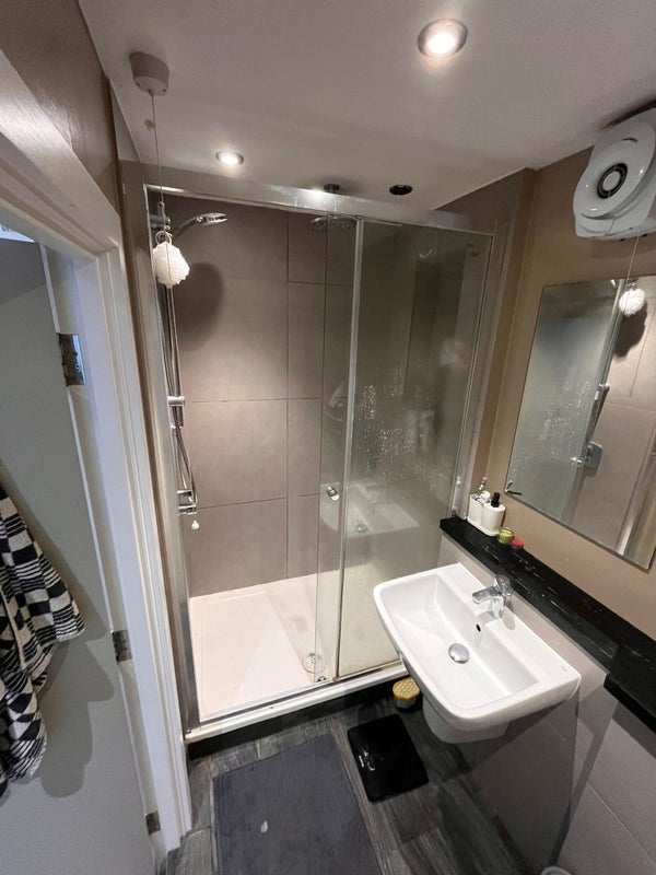 Room Reighton Road in Greater London