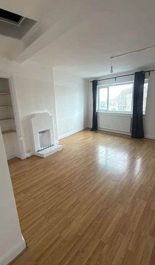 Flat Streatfield Road in Greater London