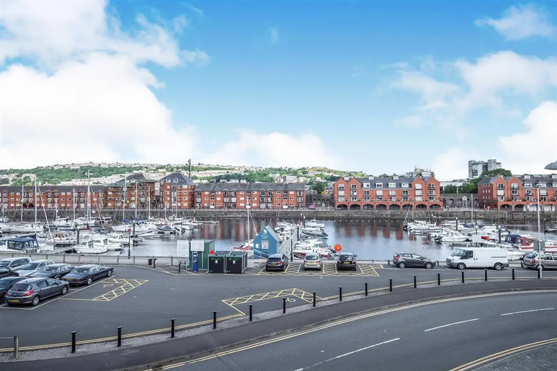 Flat Trawler Road in Swansea