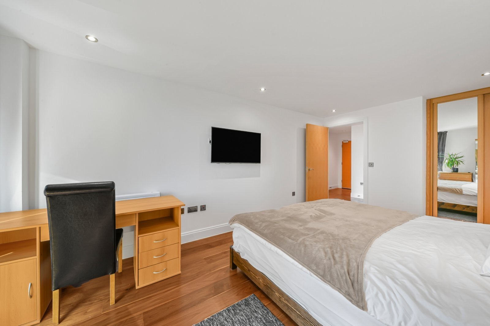 Flat Winchester Mews in Greater London