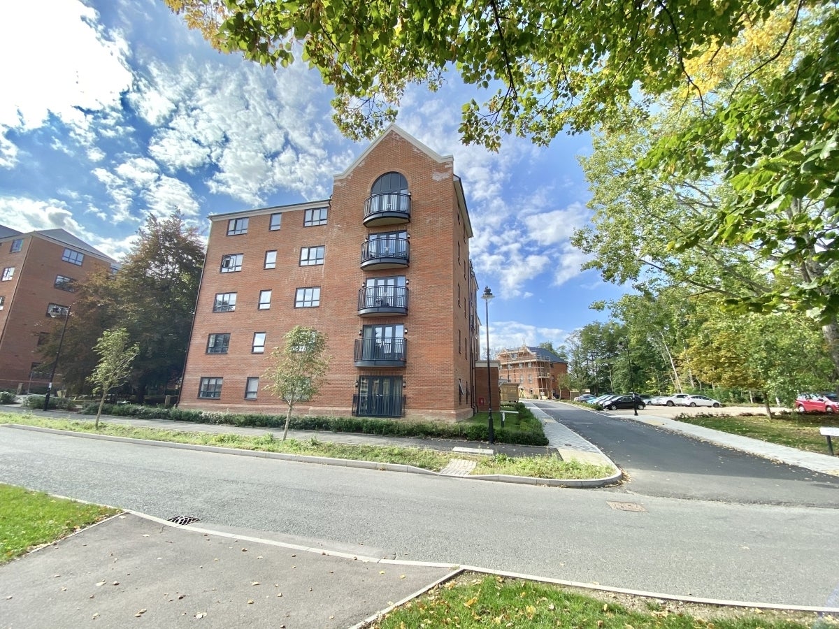 Flat Darbyshire Road in Rushmoor