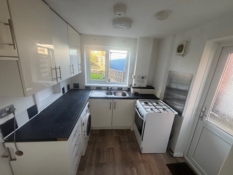 Room Tennyson Close in Crawley