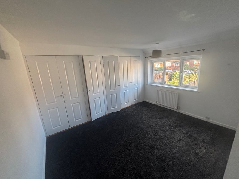 Room Tennyson Close in Crawley