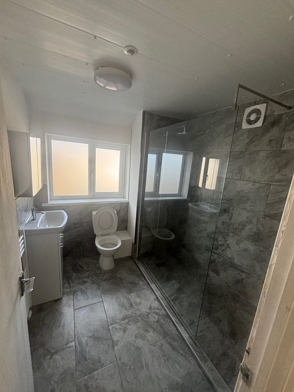 Room Tennyson Close in Crawley