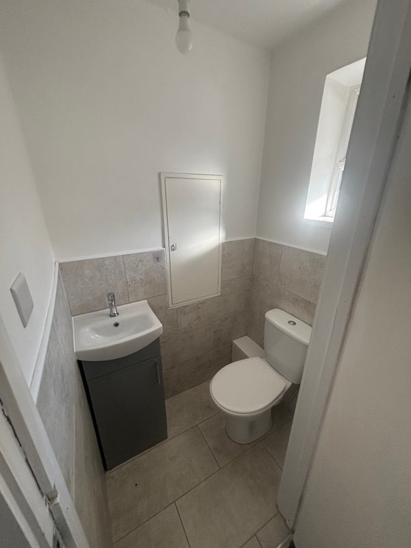 Room Tennyson Close in Crawley