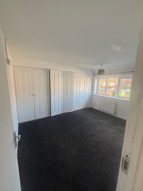 Room Tennyson Close in Crawley