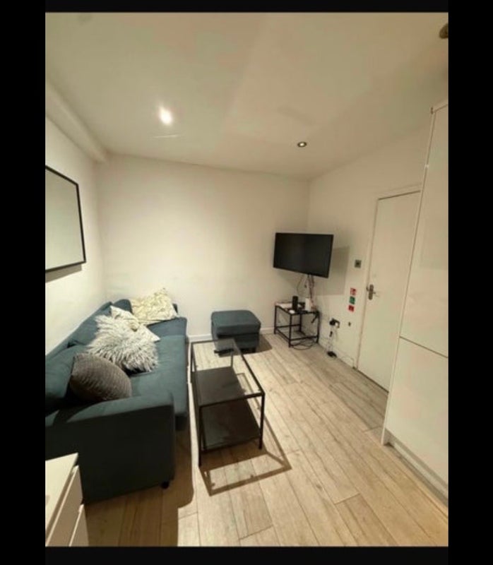 Room Gauden Road in Greater London