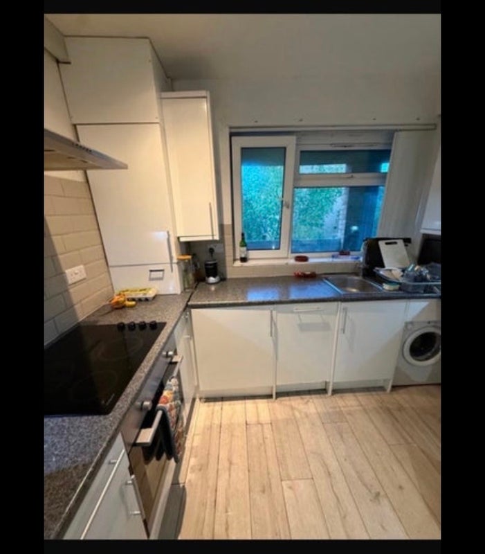 Room Gauden Road in Greater London