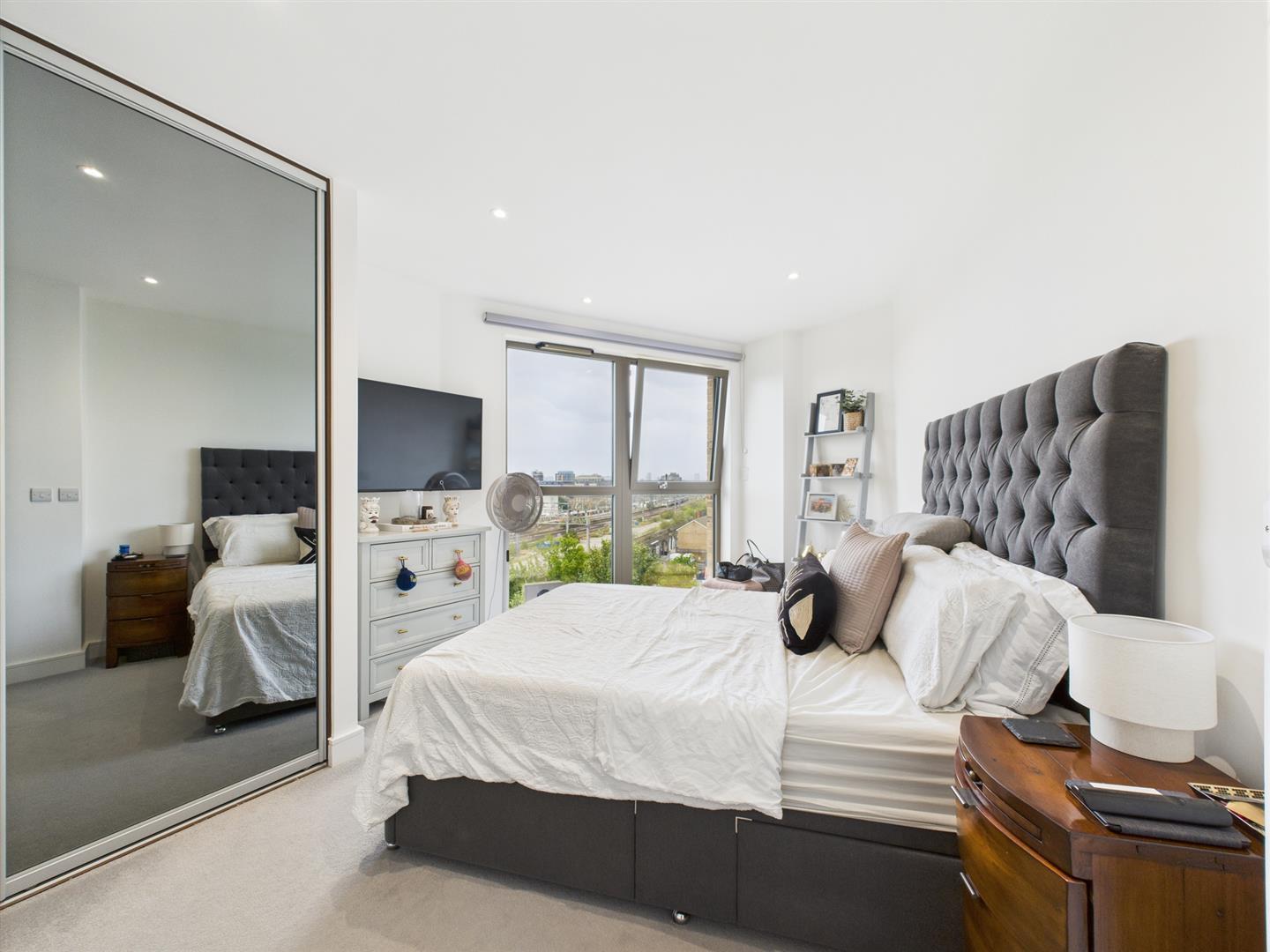 Flat Hemming Street in Greater London