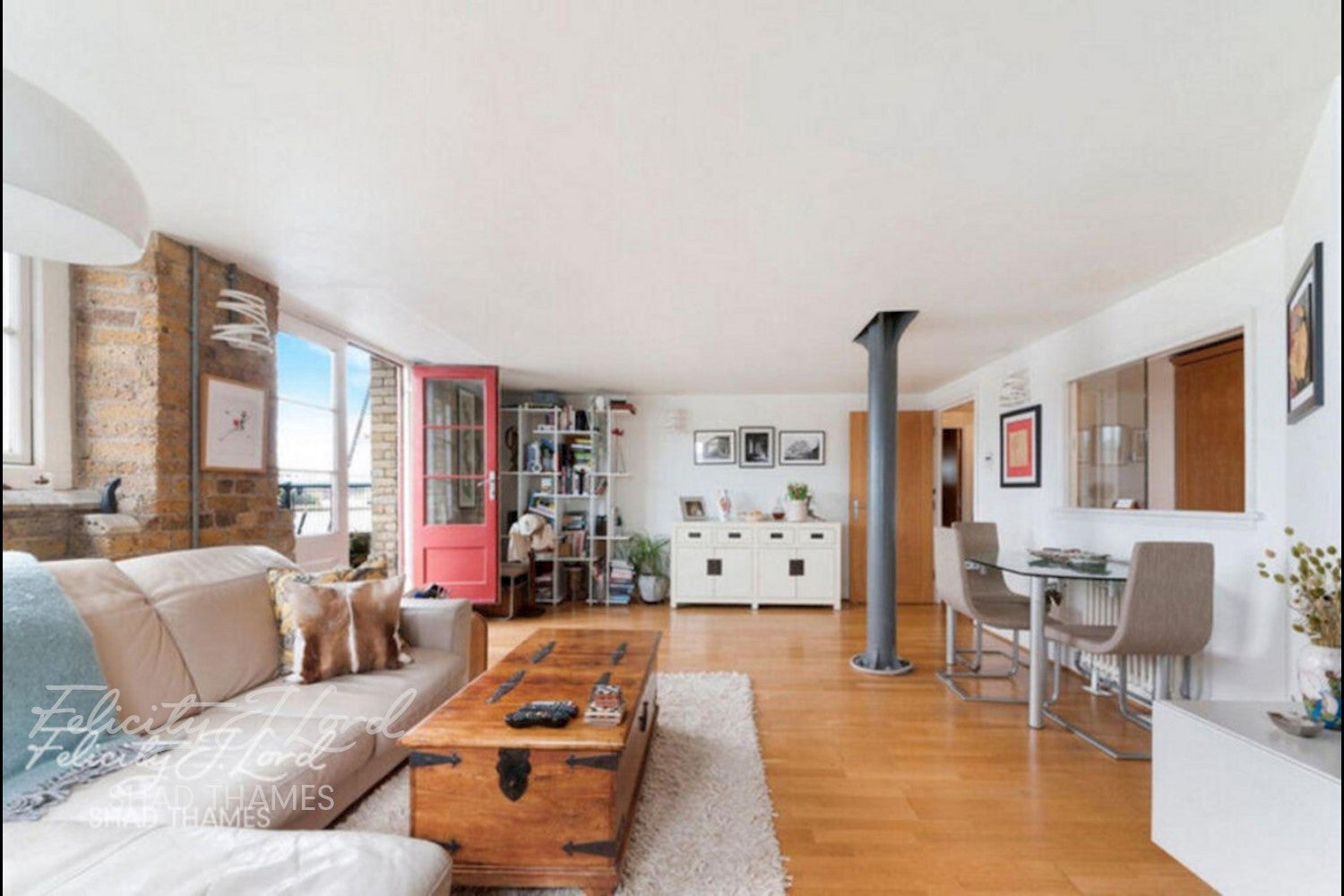 Flat Rotherhithe Street in Greater London